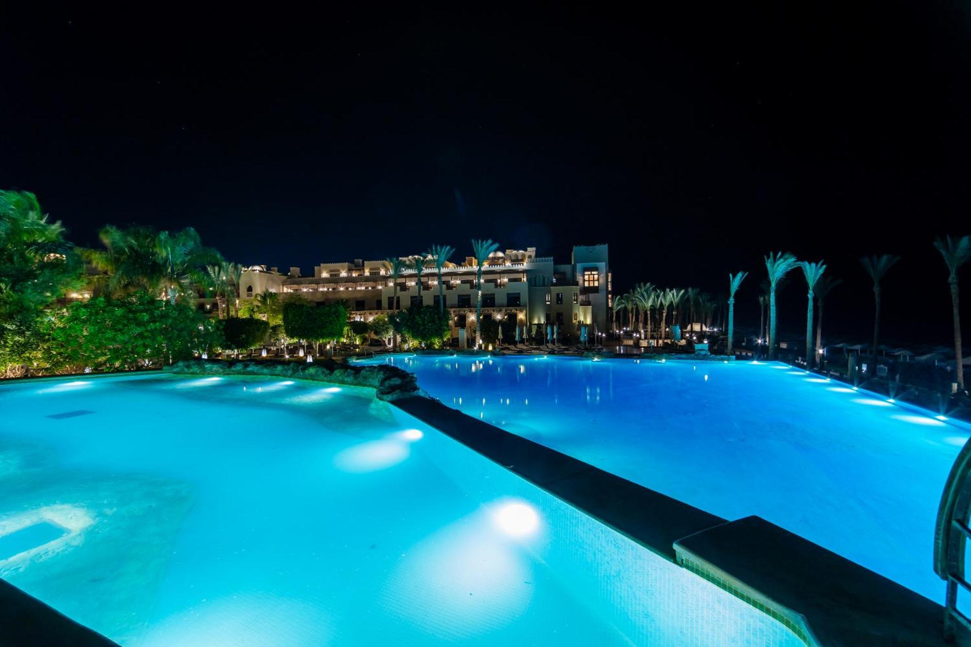 The Makadi Spa Hotel - Couples Only 18 Years Plus Hurghada Exteriör bild The pool at night