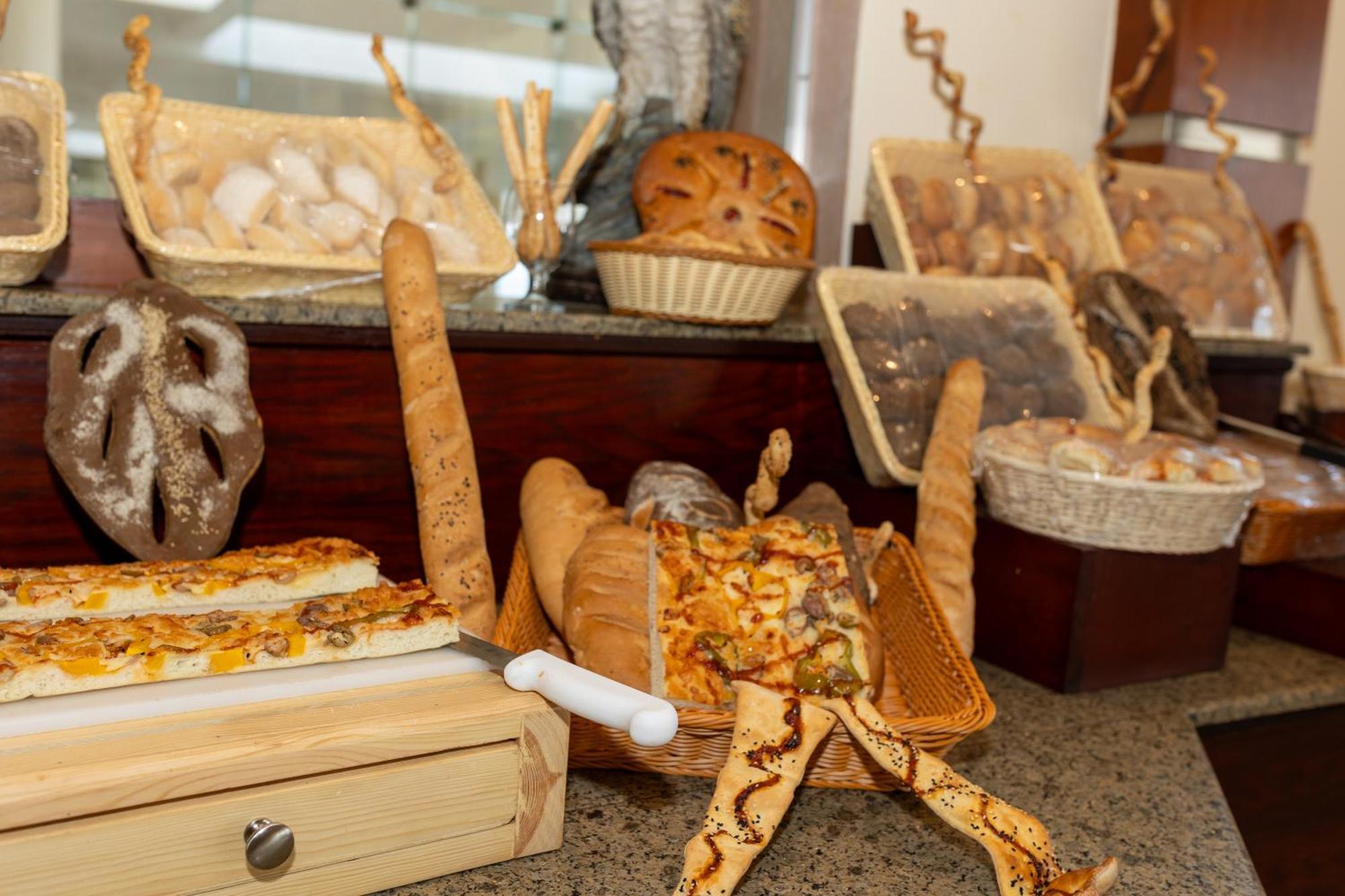The Makadi Spa Hotel - Couples Only 18 Years Plus Hurghada Exteriör bild Bread at a buffet
